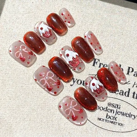 Unghie Finte a Pressione Fatte a Mano Occhio di Gatto Rosso Design Torta Fragola Cuore Fiocco 3D Rilievo Unghie Riutilizzabili per Donna