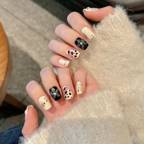 Handgefertigte 3D Blumen Leopard Muster Künstliche Fingernägel Kurz Quadratisch Wiederverwendbar Nagel Set Für Damen Alltag