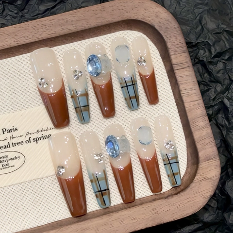 Uñas Postizas Largas de Ataúd Hechas a Mano Diseño de Cuadros Francés Azul Marrón Con Decoración de Diamantes de Imitación Gemas y Perlas Artificiales