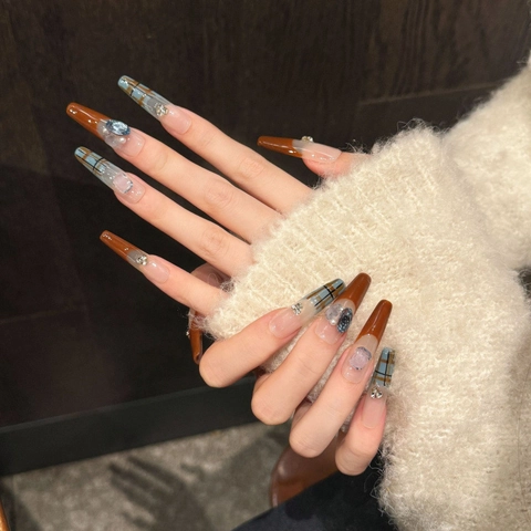 Uñas Postizas Largas de Ataúd Hechas a Mano Diseño de Cuadros Francés Azul Marrón Con Decoración de Diamantes de Imitación Gemas y Perlas Artificiales