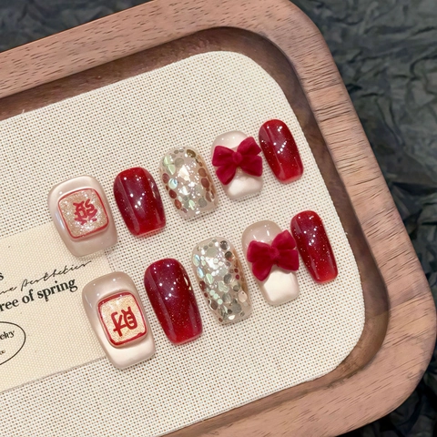 Handgefertigte Press On Nails Weinrot Gold Samt Schleife Chinesische Schriftzeichen Hochzeit Neujahr Luxus Kurze Sargform Künstliche Nägel Damen