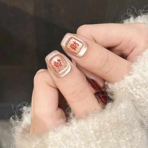 Handgefertigte Press On Nails Weinrot Gold Samt Schleife Chinesische Schriftzeichen Hochzeit Neujahr Luxus Kurze Sargform Künstliche Nägel Damen