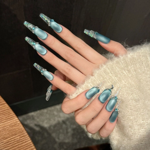Uñas Postizas de Ojo de Gato Azul Mate Glacial Francés Ataúd Uñas Postizas Con Strass Colgante de Luna Cadena Metal