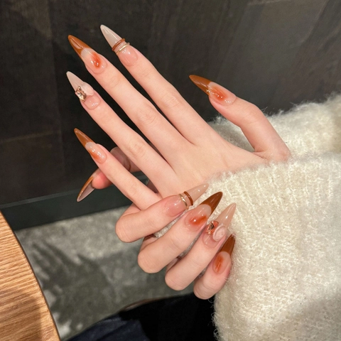 Handgefertigte Bernstein Verlauf Kunstnägel Lange Stiletto Luxus Braun Gold Metallring Dekor Tragbare Falsche Nägel Damen