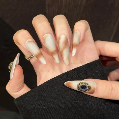 Unghie Finte Fatte a Mano Marrone Crema Marmo Sfumato Lunghe Stiletto Vintage con Rilievo in Gemma Eleganti Unghie