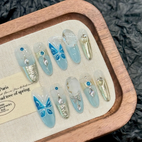 Unghie Finte Artigianali Sfumate Blu Ghiaccio Con Farfalle Strass Künstliche Perle Ciondoli in Metallo 3D Forma Ovale Lunga per Donna