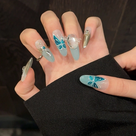 Unghie Finte Artigianali Sfumate Blu Ghiaccio Con Farfalle Strass Künstliche Perle Ciondoli in Metallo 3D Forma Ovale Lunga per Donna