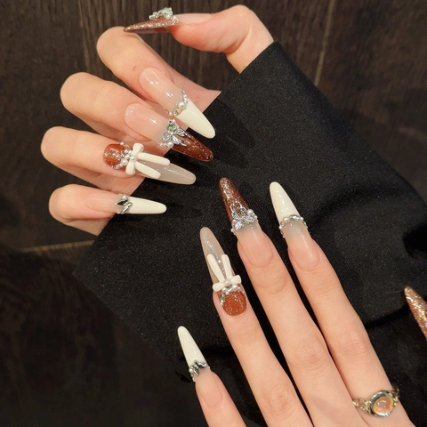 Uñas Postizas a Presión Francesas Hechas a Mano Diseño Lazo Mariposa Elegante Marrón Stiletto Con Perlas Artificiales Diamantes