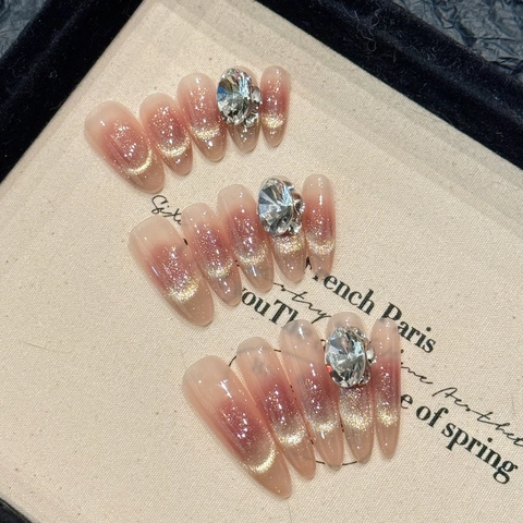 Handgefertigte Aufdrucknägel Rosa Katzenauge Mandel Stiletto Nägel Mit Strass Luxus Lange Wiederverwendbare Fingernägel Damen