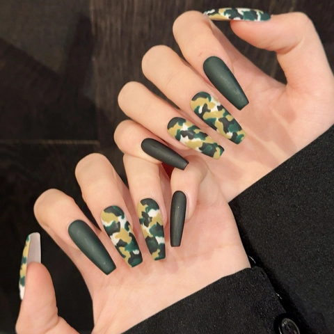 Unghie Finte a Bara Verde Scuro Opaco Mimetico Dipinte a Mano Unghie Lunghe Copertura Totale Decorazione Manicure Donna