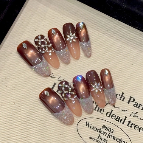 Handgefertigte Harz Cat Eye Nägel Zum Aufdrücken Brauner Farbverlauf Strass Blume Schneeflocke Dekoration Falsche Nägel Für Damen