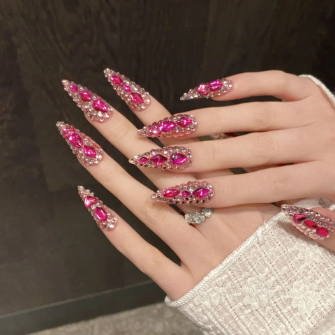 Handgefertigte Strass Rosa Aufpressnägel Lange Stiletto Luxus Edelstein Herz Süße Mode Künstliche Nagelspitzen Für Damen