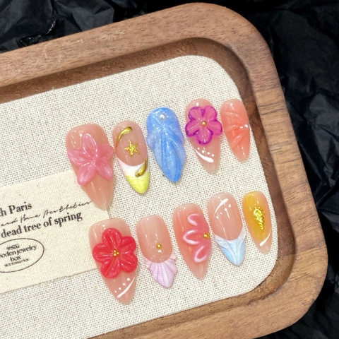 Unghie Finte 3D Fiori in Rilievo Fatte a Mano Sfumate Francese Forma a Mandorla Unghie Lucide Set Manicure Elegante Donna