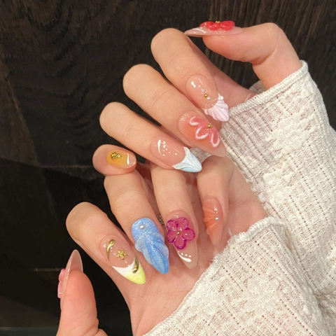 Unghie Finte 3D Fiori in Rilievo Fatte a Mano Sfumate Francese Forma a Mandorla Unghie Lucide Set Manicure Elegante Donna