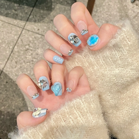 Unghie Finte Francesi Blu Ghiaccio Fatte a Mano Con Fiocco di Strass e Cuore Decorativo Trapezio Corto per Donna