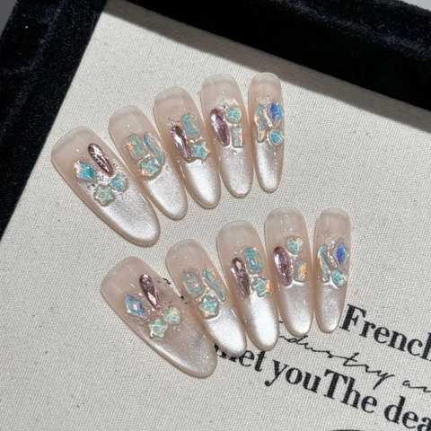 Uñas Postizas Hechas a Mano Efecto Ojo de Gato Forma Ovalada Larga Color Champaña Nude Con Dijes de Strass Estrella Corazón Lujo Para Mujer