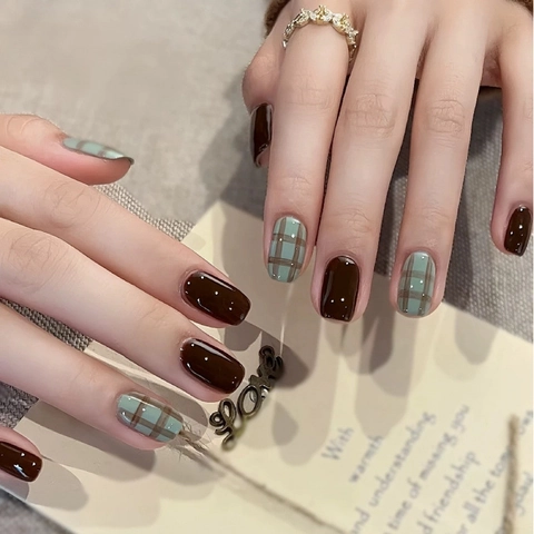 Glanzende Ruit Kleurblok Press On Nagels Donkerbruin Grijsblauw Rooster Ontwerp Kort Vierkant Afgerond Kunstnagels Vrouwen