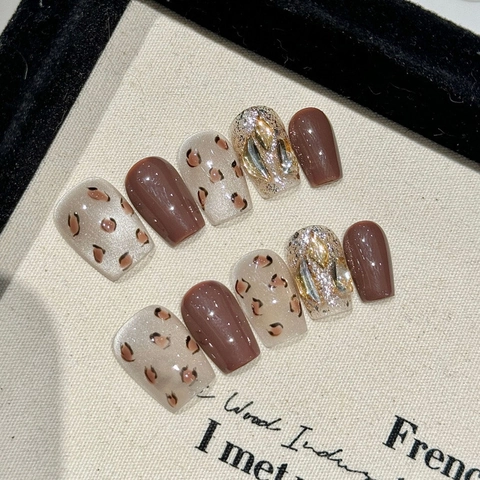 Unghie Finte Fatte a Mano Marroni Stampa Leopardata Occhio di Gatto Strass Stile Maillard Corte Quadrate Tonde Donna