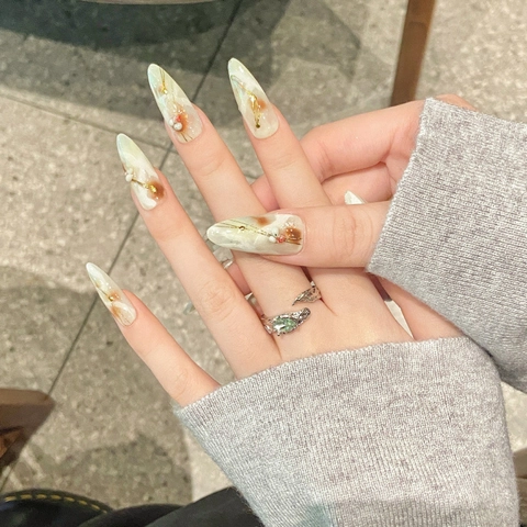 Uñas Postizas Hechas a Mano Stiletto Largo Textura Mármol Floral Con Perlas Artificiales 3D Pan de Oro Lujo Francés para Mujer