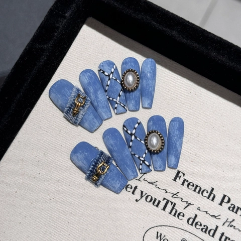 Uñas Postizas Hechas a Mano Estilo Denim Azul Vintage Coffin Largo Con Perlas y Decoración de Metal Para Mujer
