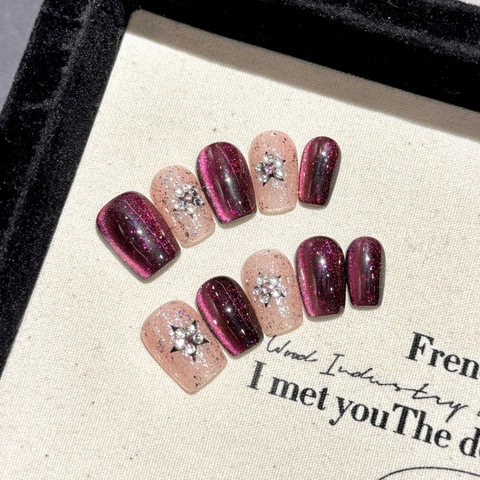 Uñas Postizas Press On Hechas a Mano Ojo de Gato Púrpura Oscuro Rosa Nude Noche Estrellada Brillo Strass Estrella Cortas Cuadradas