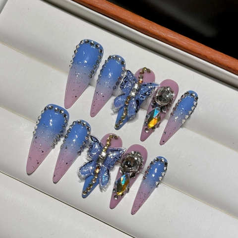 Lussuosi Unghie Finte a Pressione a Sfumatura con Farfalla 3D Stiletto Lungo con Strass Manicure Artigianale per Donna