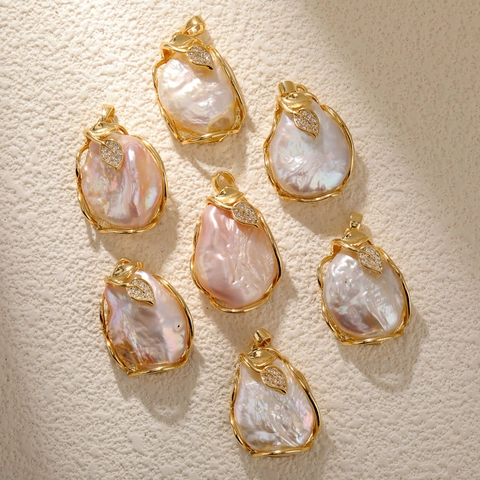 Luxury Baroque Freshwater Pearl Pendant Gold Plated Copper Leaf Shape Rhinestone Inlaid Elegant Women Jewelry DIY Necklace Accessory