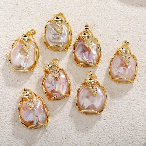 Luxury Baroque Freshwater Pearl Pendant Gold Plated Copper Leaf Shape Rhinestone Inlaid Elegant Women Jewelry DIY Necklace Accessory