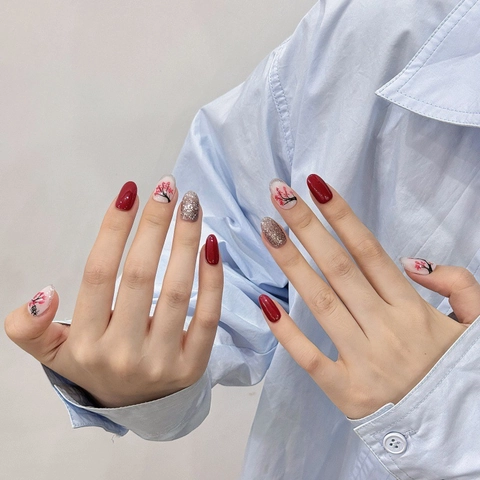 Handgefertigte Aufdrücknägel Im Chinesischen Stil Rot Weiß Silber Glitzer Pflaumenblüten-Design Elegante Falsche Nägel
