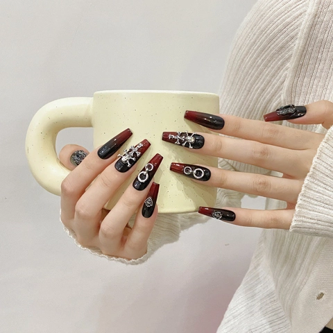 Faux Ongles à Presser Fait à la Main Gothique Long Coffin Dégradé Noir Rouge Croix en Métal Style Punk Femme