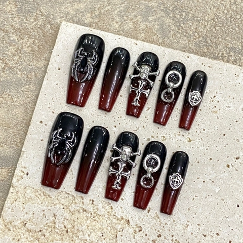 Faux Ongles à Presser Fait à la Main Gothique Long Coffin Dégradé Noir Rouge Croix en Métal Style Punk Femme