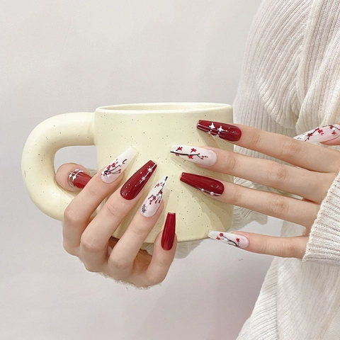 Handgefertigte Künstliche Fingernägel Chinesischer Stil Rote Pflaumenblüte Lange Sargform Harz Falsche Nägel Für Damen Elegantes Blumen Maniküre Set