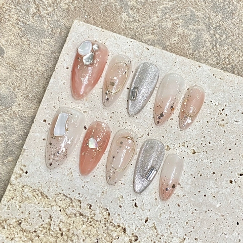 Unghie Finte Fatte a Mano a Mandorla Rosa Nude Occhio di Gatto Sfumato Strass Farfalla Elegante Unghie per Donna
