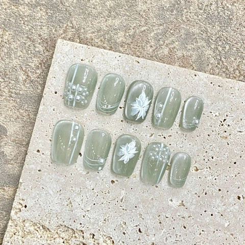Unghie Finte a Pressione Occhio di Gatto Verde Salvia Fatte a Mano Con Decoro Floreale 3D e Perle Artificiali Set Manicure