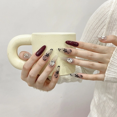 Unghie Finte a Mandorla Extra Lunghe Rosso Ciliegia Fatte a Mano Lussuose Fiori Dipinti a Mano Strass Eleganti Rimovibili