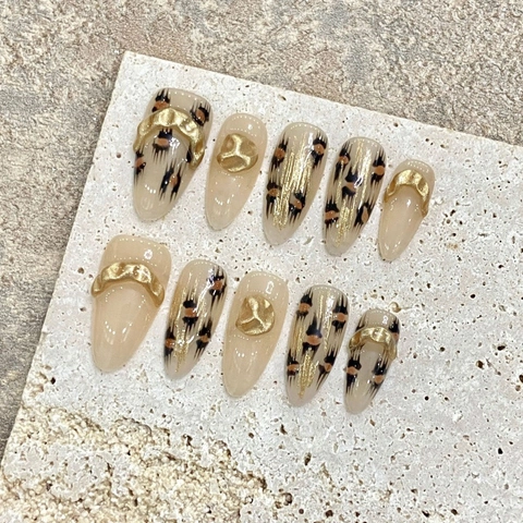 Unghie Finte a Pressione a Mandorla Fatte a Mano con Catena d'Oro Motivo Leopardato Ambra 3D in Resina per Donna