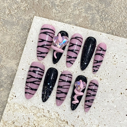 Χειροποίητα Τεχνητά Νύχια Long Stiletto Ροζ Μαύρο Ζέβρα Τίγρης Με 3D Διακόσμηση Φιδιού Καρδιά Στρας Sweet Cool Νύχια