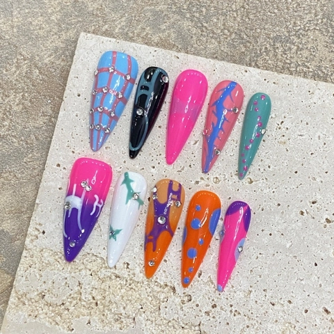 Unghie Finte a Pressione Fatte a Mano Lunghe a Stiletto Multicolore Graffiti Stile Y2K Farfalla Astratta Strass Unghie Artistiche Donna