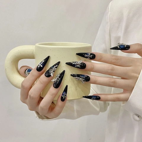 Unghie Finte Serie Gothic Dark Fatte a Mano Sfumate Nero Blu Stiletto Farfalla Croce in Metallo Strass Unghie Punk