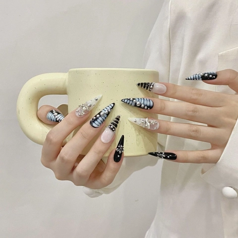 Handgemaakte Donkerblauw Gradiënt Krokodil Kunstnagels Gothic Punk Stiletto Nagels Met Metalen Saturnus Kruis Hangers