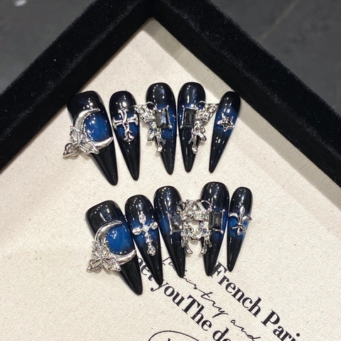 Unghie Finte Serie Gothic Dark Fatte a Mano Sfumate Nero Blu Stiletto Farfalla Croce in Metallo Strass Unghie Punk