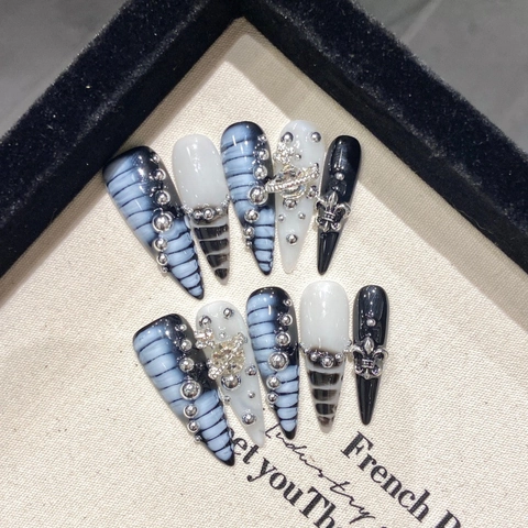 Handgemaakte Donkerblauw Gradiënt Krokodil Kunstnagels Gothic Punk Stiletto Nagels Met Metalen Saturnus Kruis Hangers