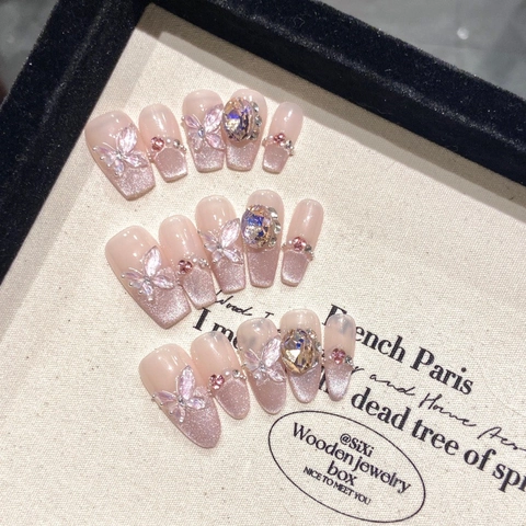 Unghie Finte Autoadesive Artigianali Blush Occhio di Gatto Con Farfalla in Cristallo 3D e Strass Eleganti Unghie Sfumate Rosa Riutilizzabili da Donna