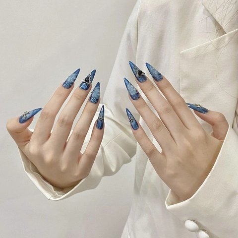 Faux Ongles à Coller Bleu Œil de Chat Fait Main Stiletto Long Dégradé Avec Décor Croix Métallique et Cœur Femme