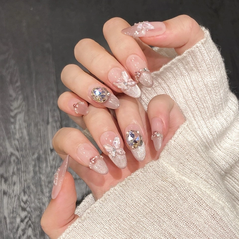 Unghie Finte Autoadesive Artigianali Blush Occhio di Gatto Con Farfalla in Cristallo 3D e Strass Eleganti Unghie Sfumate Rosa Riutilizzabili da Donna