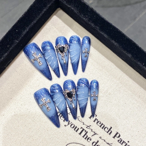 Faux Ongles à Coller Bleu Œil de Chat Fait Main Stiletto Long Dégradé Avec Décor Croix Métallique et Cœur Femme