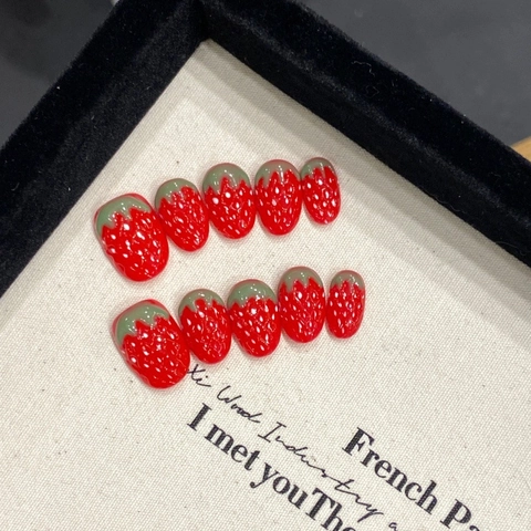 Unghie Finte 3D a Fragola Fatte a Mano Sfumate Rosso Occhio di Gatto Dolci Corte Ovali per Donna Quotidiane Decorative