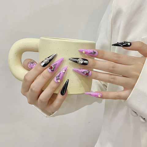 Unghie Finte Press-On Stiletto Gotico Rosa Nero Fatte a Mano Metallo Irregolare Croce Cuore Strass Y2K Per Donna