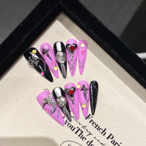 Unghie Finte Press-On Stiletto Gotico Rosa Nero Fatte a Mano Metallo Irregolare Croce Cuore Strass Y2K Per Donna