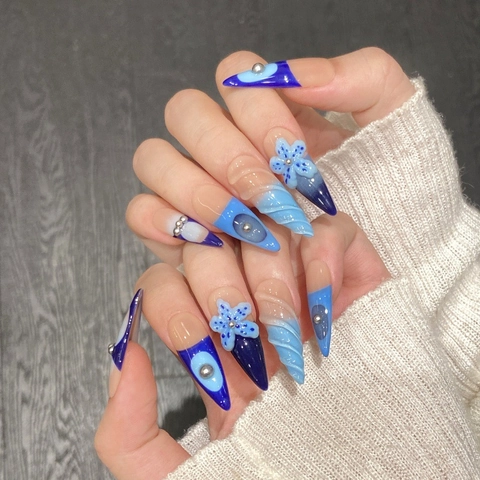 Unghie Finte a Pressione Ocean Blue 3D in Rilievo Fiore Fatto a Mano Lungo Stiletto Sfumato Unghie Artificiali Decorative per Festa Donna